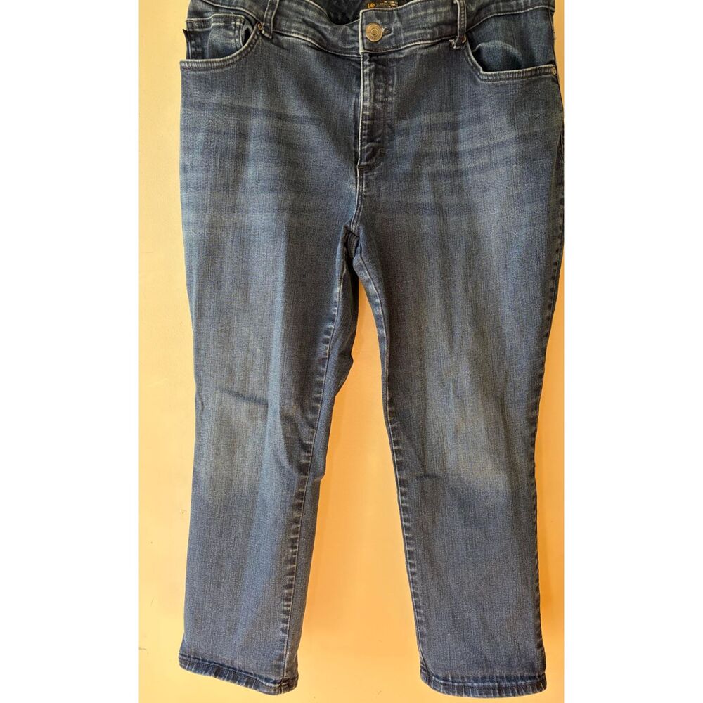 Lee Women's Mid-Rise Cropped Straight Leg Medium Wash Jeans Size 16